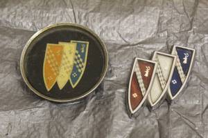 lot 72 image: VINTAGE BUICK CENTER CAP &amp VINTAGE 1960S BUICK GRILLE EMBLEM&nbsp