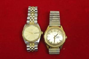 lot 87 image: TOTAL OF 2 VINTAGE TIMEX QUARTZ BASE METAL BEZEL MEN WATCHES , GOLD &amp GOLDSILVER  SEE PICS&nbsp