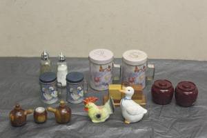 lot 90 image: TOTAL OF 14 VINTAGE SALT &amp PEPPER SHAKERS&nbsp