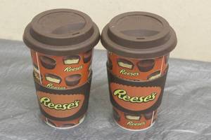 lot 94 image: TOTAL OF 2 GALERIE REESES PEANUT BUTTER CERAMIC LIDDED TRAVEL MUG TUMBLERS&nbsp