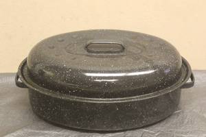 lot 105 image: VINTAGE SPECKLED 14 OVAL ENAMEL ROASTER WITH LID&nbsp