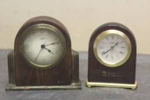 lot 122 image: VINTAGE SELCO GENERE WOODBRASS DESK MANTLE CLOCK&nbsp 6 X 6 &amp VINTAGE SELCO GENERE QUARTZ HIGH GLOSS PIANO FINISH DESK MANTLE CLOCK 5 H X 4&nbsp