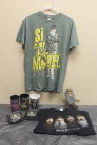 lot 123 image: LOT OF DUCK DYNASTY COLLECTIBLES WITH MULTI SIGNATURE SIGNED CUP  SEE PICS&nbsp