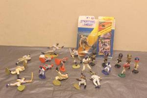 lot 128 image: TOTAL OF 22 VINTAGE ASSORTED MLB BASEBALL SUPER STAR COLLECTIBLE FIGURINES&nbsp