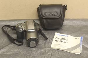 lot 162 image: OLYMPUS IS-30 DLX CAMERA WITH MANUAL &amp LEATHER CASE&nbsp