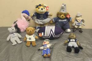 lot 186 image: DALLAS COWBOYS COLLECTOR PLUSH STUFF BEARS&nbsp