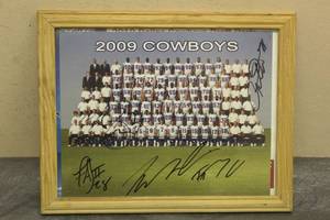 lot 189 image: DALLAS COWBOYS 2009 PHOTO WITH MULTIPLE SIGNATURES IN WOOD FRAME  SEE PICS&nbsp