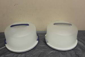 lot 199 image: TOTAL OF 2 - STERILITE LIDDED CAKE SERVERS