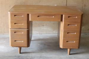 lot 7 image: FURNITURE BY HUNIGTON CHAIR CORPORATION 7- DRAWER SOLID WOOD DESK&nbsp