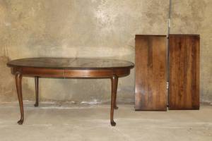 lot 9 image: VINTAGE OVAL WOOD&nbsp DINING TABLE WITH TAPERED QUEEN ANNE LEG WITH 2-TABLE LEAVES , 65 L X 44W X 30H  SEE PICS 2-LEGS NEED REPAIR  SEE PIC&nbsp