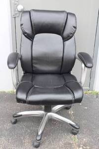lot 31 image: LEATHER HIGH- BACK&nbsp EXECUTIVE CHAIR&nbsp