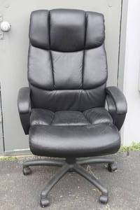 lot 32 image: LEATHER HIGH - BACK EXECUTIVE CHAIR&nbsp
