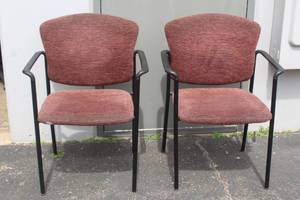 lot 33 image: TOTAL OF 2 STACKING OFFICE CHAIRS WITH ARMS&nbsp