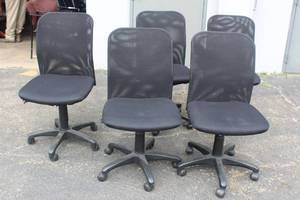 lot 35 image: TOTAL OF 5 MESH TASK ARMLESS ADJUSTABLE HEIGHT OFFICE CHAIRS&nbsp