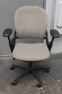 lot 36 image: STEELCASE ADJUSTABLE HEIGHT OFFICE CHAIR WITH ARMS&nbsp