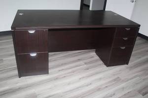 lot 45 image: 5- DRAWER WOOD DOUBLE PEDESTAL&nbsp COMPUTER OFFICE DESK ,71L X 36 X 30  WITH KEY&nbsp