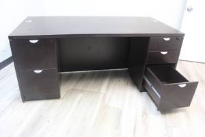 lot 52 image: 5- DRAWER WOOD DOUBLE PEDESTAL&nbsp COMPUTER OFFICE DESK ,71L X 36 X 30  WITH KEY ( ONE DRAWER NEED REPAIR ) SEE PIC&nbsp
