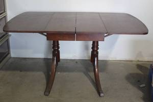 lot 83 image: VINTAGE DROP-LEAF DINNING TABLE