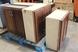 lot 86 image: 4 WOODEN KITCHEN CABINETS