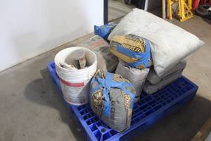 lot 92 image: LOT OF BAGS CEMENTSAND AND MORE ALL USABLE&nbsp SEE PICS PALLET NOT INCLUDED