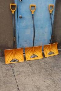 lot 132 image: TOTAL OF 3 TRUE TEMPER 18 MOUNTAIN MOVER POLY BLADE COMBO SNOW SHOVEL #1603400&nbsp WITH ERGONOMIC D-GRIP GREAT FOR JOB SITES TRASH PICK UPS