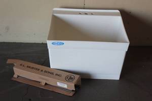 lot 14 image: E.L. MUSTEE UTILATUB LAUNDRYUTILITY SINK WITH METAL LEGS