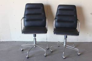 lot 25 image: 2 BLACK LEATHER CHROME BASE ADJUSTABLE HEIGHT OFFICE CHAIRS&nbsp
