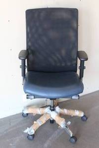 lot 26 image: BLUE MESH BACK ADJUSTABLE HEIGHT OFFICE CHAIR&nbsp