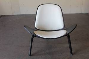 lot 29 image: DESIGNFORM FURNITURE HANS WEGNER CH07 STYLE BLACK SHELL CHAIR&nbsp