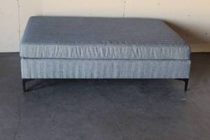 lot 67 image: LARGE UPHOLSTERED OTTOMANBENCH 5FT LONG&nbsp