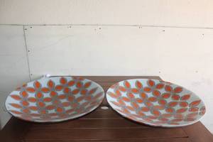 lot 74 image: 2 GLOBAL VIEWS LARGE GLASS DECORATIVE CENTER PIECES 24 DIA