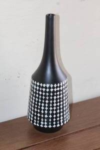 lot 82 image: DWELL STUDIOS BY GLOBAL VIEWS ENNIO VASE GVD330008