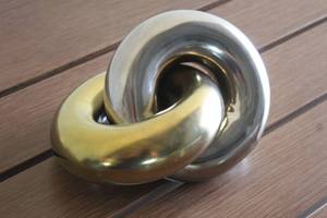 lot 91 image: Z GALLERIE METALLIC RINGS CERAMIC DECOR SILVER GOLD&nbsp