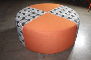 lot 109 image: LARGE ROUND OTTOMAN 4FT DIA