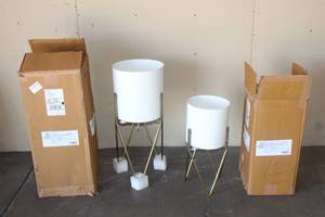 lot 173 image: TOTAL OF 2 GOLD LEAF DESIGN GROUP AMY WHITE PLANTERS WITH STANDS , IR9289-29W( 36X36X83CM ) &amp IR9289-22W ( 30 X30 X 65CM)