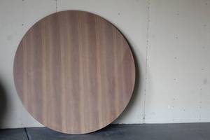 lot 195 image: SOLID NATURAL WOOD ROUND 5 FT, DIAM TABLE TOP&nbsp