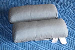 lot 207 image: TOTAL OF&nbsp 2 TROPITONE TOSS THROW LOUNGE&nbsp PILLOWS  SEE PICS