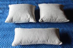 lot 211 image: TOTAL OF 3&nbsp TOSS THROW PILLOWS  SEE PICS