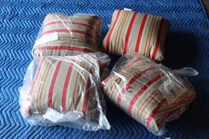 lot 223 image: TOTAL OF 4 SUMMER CLASSIC SOULMATE TULIP TOSS THROW PILLOWS  SEE PICS