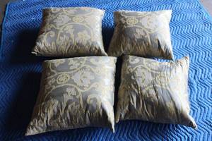 lot 225 image: TOTAL OF 4 TOSS THROW PILLOWS  SEE PICS