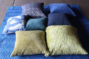 lot 226 image: TOTAL OF 7 TOSS THROW PILLOWS  SEE PICS