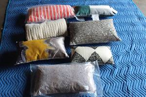 lot 230 image: TOTAL OF 7 TOSS THROW PILLOWS  SEE PICS