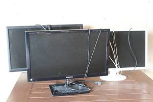 lot 246 image: TOTAL OF 3 COMPUTER MONITORS , ACER,SAMSUNG,VIEWSOURCE  SEE PICS&nbsp