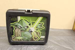 lot 16 image: VINTAGE STAR WARS YODA LUNCH BOX