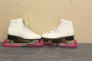 lot 17 image: PAIR OF SIZE 8 ICE SKATES&nbsp