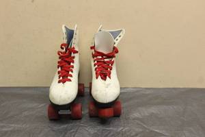 lot 18 image: PAIR OF SIZE 5-7 ROLLER SKATES&nbsp