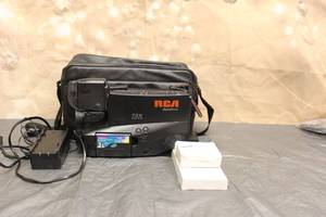 lot 32 image: VINTAGE RCA AUTOSHOT 72X DIGITAL ZOOM CAMCORDER