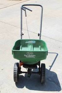 lot 83 image: SCOTTS TURF BUILDER EDGEGUARD SEED SPREADER&nbsp