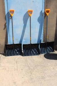 lot 97 image: 3 NEW TRUE TEMPER SHOVEL 1627200