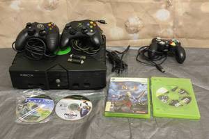 lot 111 image: XBOX CONSIOLE GAME SYSTEM W3 WIRED CONTROLLERS AND 3 GAMES SEE PICS